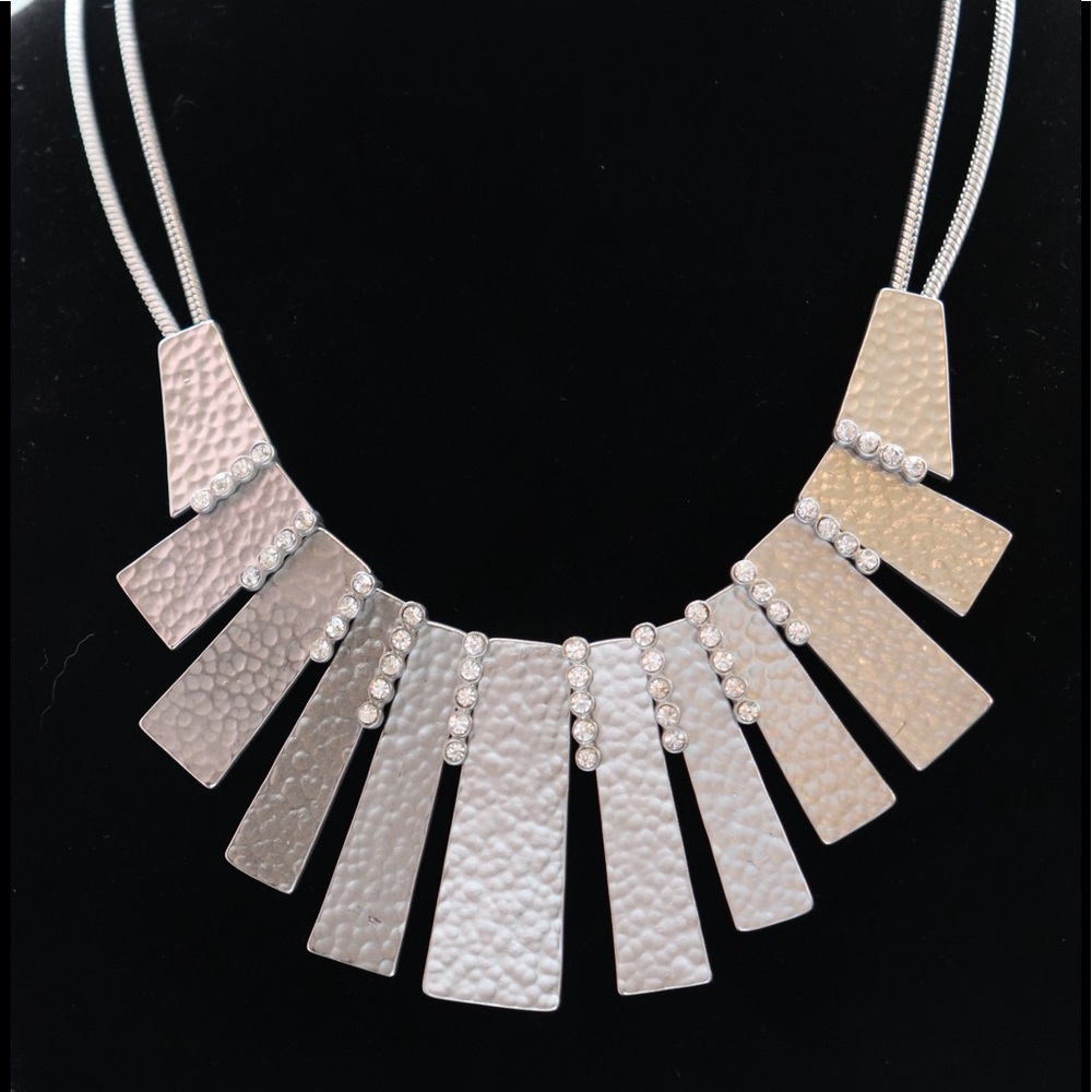 HAMMERED SILVER METAL NECKLACE WITH RHINESTONES